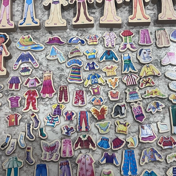 T.S. Shure DAISY Girls Magnetic Dress Up Dolls - Picture 3 of 4